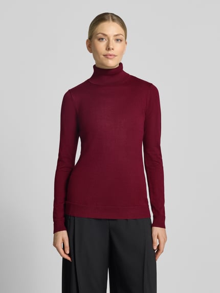 Vrouwenmodel draagt Slim Fit gebreide pullover uit Viscosemix Model 'IHLULS' van ICHI, col, elastische afwerkingen, ruglengte 61 cm, mouwlengte 66 cm, Dames, volledige lichaamsvoorzijde
