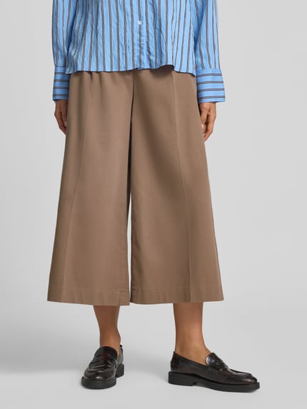 Vrouwenmodel draagt wijdte broek uit katoenmix model 'MELLI' van Brax in lichtbruin, Dames Weite Hose von Brax, detailopname onderlichaam