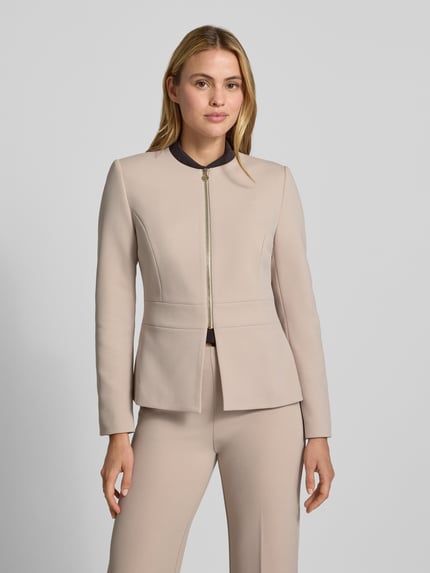 Frauenmodel trägt Kurzblazer mit Label-Detail von Rinascimento, taillierte Passform, Rundhalsausschnitt, beige, Ganzkörperansicht von vorne.