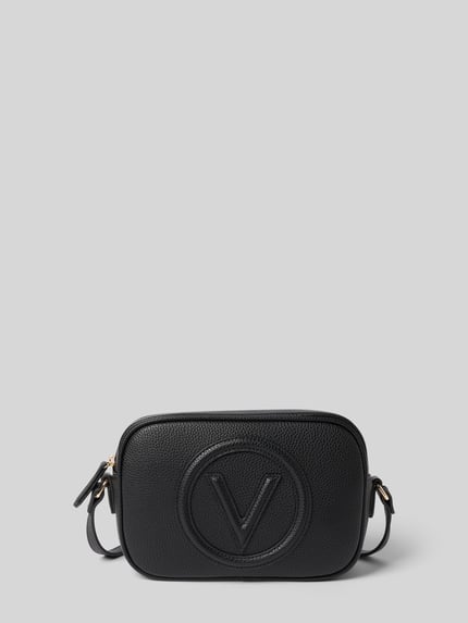 Produktfoto, zwarte Camera Bag met Logo-Detail model 'Covent' van VALENTINO BAGS, rechthoekig, structuurleer, goudkleurige details, 23x16x9 cm, verstelbare schouderriem 132 cm.
