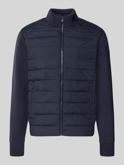 Produktfoto, Steppjacke mit geripptem Stehkragen Modell 'SEDUM' von Save The Duck in Dunkelblau, Ärmel im Strick-Design, Reißverschlusstaschen, gerader Schnitt, Label-Patch, glatte und gesteppt strukturierte Oberflächen
