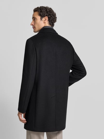 Männermodel trägt Regular Fit Mantel im 2-in-1-Look von bugatti, Mieszanka wełny, Kołnierz z połami, Listwa guzikowa, Wpuszczane kieszenie, Długość tyłu w rozmiarze 50: 93 cm, Szerokość ramion w rozmiarze 50: 45 cm, Szerokość w rozmiarze 50: 55 cm, Długość rękawów w rozmiarze 50: 68 cm, czarny, proste formy, gładka tekstura, Ganzkörperansicht Rückansicht