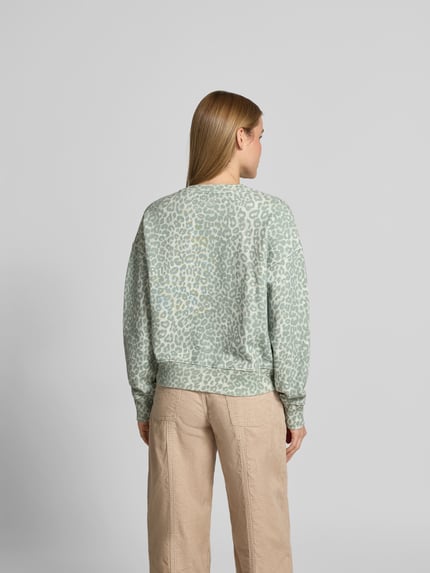 Modelka nosi Sweatshirt mit Rundhalsausschnitt od Lala Berlin z czystej bawełny, krój regular fit, zwierzęcy wzór, beżowe spodnie, tył, zdjęcie całościowe
