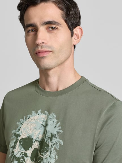 Männermodel trägt Regular Fit T-Shirt mit Motiv-Print von Antony Morato in Olivgrün, Reine Baumwolle, Rundhalsausschnitt, Nahaufnahme Oberkörper.