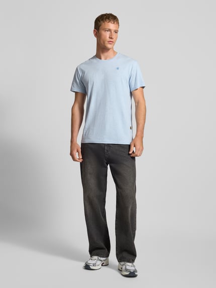 Männermodel draagt Regular Fit T-shirt uit puur katoen van G-star met melangelook, labelpatch en ronde hals, jersey, Ganzkörperansicht van voren. Ruglengte maat M 74 cm, borstwijdte 53 cm.