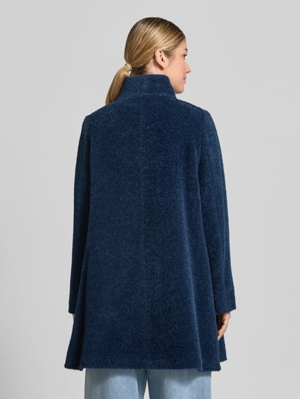 Frauenmodel trägt Mantel aus Schurwolle-Alpaka-Mix mit Stehkragen von ICONS Cinzia Rocca in Dunkelblau, strukturierte Oberfläche, Ganzkörperansicht Rückansicht. Rückenlänge 89 cm, Schulterbreite 44 cm, Brustweite 51 cm, Ärmellänge 66 cm, Regular Fit, Knopfverschluss, Eingrifftaschen.