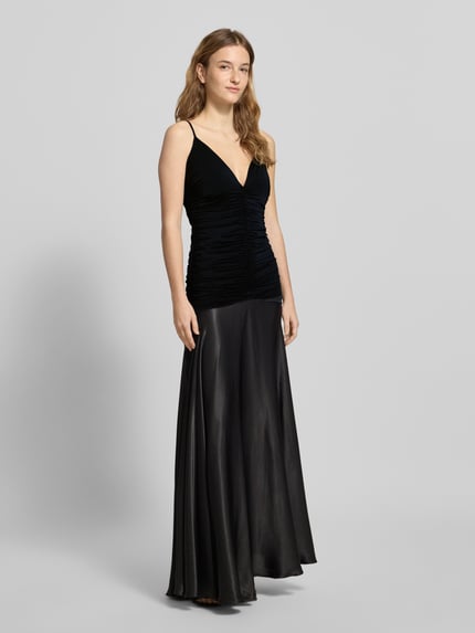 Vrouwenmodel draagt Slim Fit avondjurk met plooien model 'Lavanda' van Bardot, elastische mix, spaghetti bandjes, V-hals, frontale volledige lichaamsaanzicht.