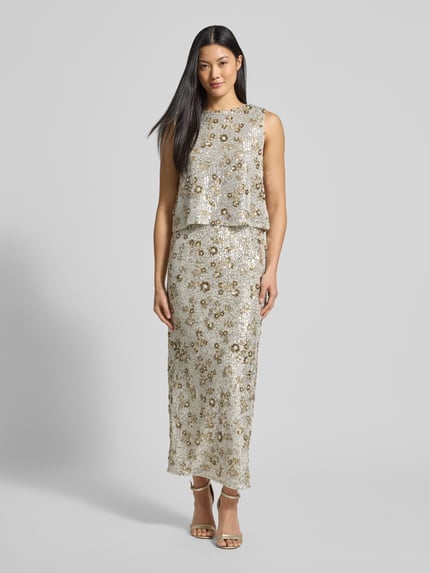 Frauenmodel trägt High Waist Maxirock mit Pailletten Modell 'Magnolia' von MSCH Copenhagen, gerader Schnitt, silber-gold glänzend, Ganzkörperansicht von vorne
