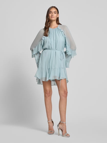 Frauenmodel trägt hellblaues, tailliertes Freizeitkleid aus reiner Viskose Modell 'C_DREDIA' von BOSS Orange, lockere Passform, Damen Freizeitkleid, Ganzkörperansicht von vorne