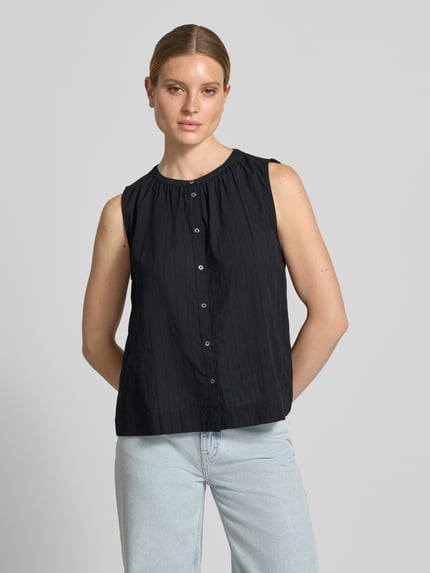 Frauenmodel trägt Relaxed Fit Bluse aus reiner Baumwolle von Marc O'Polo, Optik: Unifarben, Passform: Relaxed-Fit, Rundhals-Ausschnitt, Verschluss: Knopfleiste, Ärmelform: Ohne, Materialverarbeitung: feine Lochstickerei, Material: Reine Baumwolle, Ganzkörperansicht von vorne.
