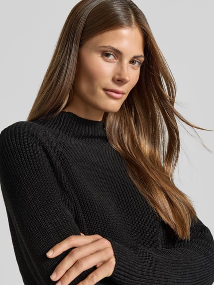 Frauenmodel trägt Regular Fit Pullover aus reiner Baumwolle von Marc O'Polo in Schwarz, grob gestrickt, Nahaufnahme Oberkörper, Damen Pullover von Marc O'Polo