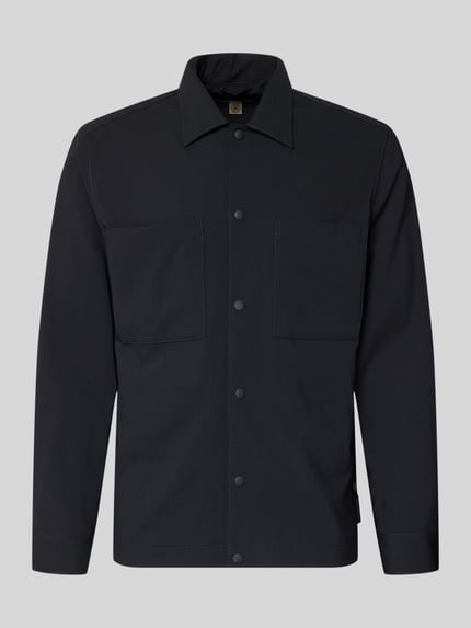 Produktfoto, Regular Fit Overshirt mit Baumwoll-Anteil - Marc O'Polo × DFB Travel Collection, unifarben, schwarze Webware, Druckknopfleiste, große Brusttaschen, Label Patch, Umlegekragen, lange Ärmel mit Manschette, glatte Textur