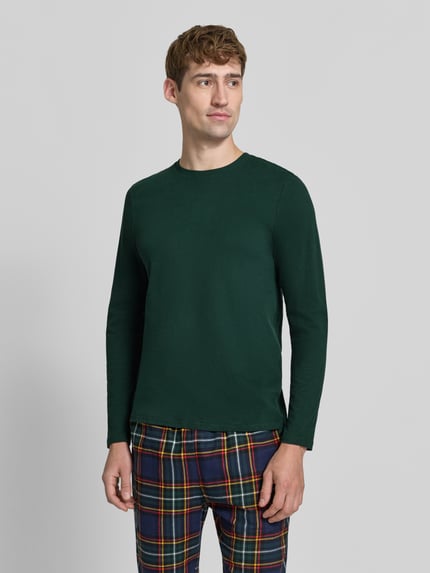 Männermodel trägt Slim Fit Longsleeve aus reiner Baumwolle von Christian Berg Men, dunkles Grün, Rundhalsausschnitt, Ganzkörperansicht von vorne.