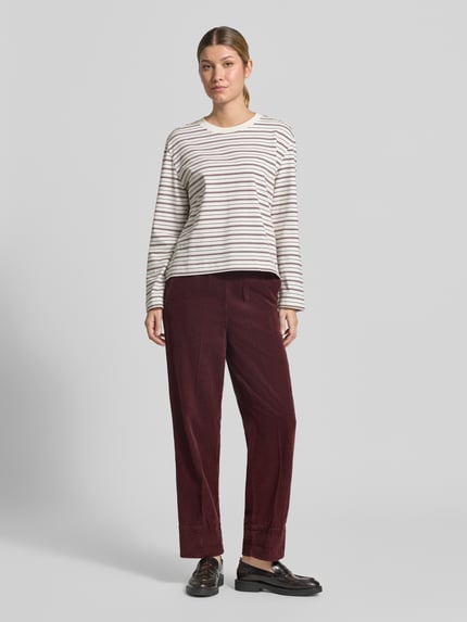 Frauenmodel trägt Straight Fit Hose aus reiner Viskose Modell 'Padow' von American Vintage mit Strukturmuster und elastischem Bund, Ganzkörperansicht von vorne.