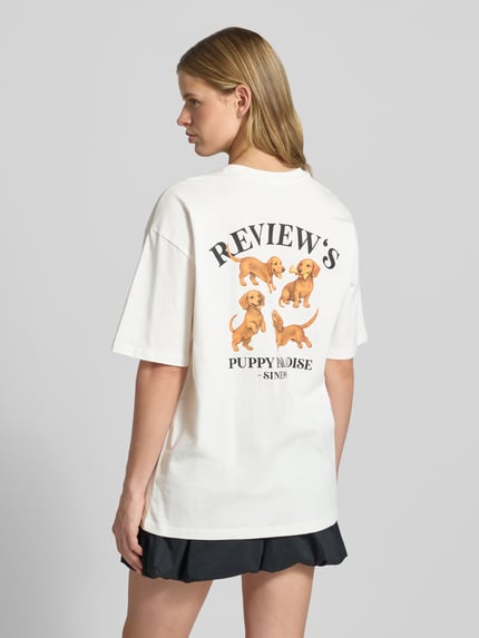 Frauenmodel trägt Damen T-Shirt mit 1/2-Arm von REVIEW, Reine Baumwolle, Lockerer-Schnitt, Rundhalsausschnitt, Rückenlänge 68 cm, Ganzkörperansicht Rückansicht