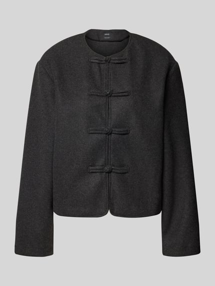 Produktfoto, Bomberjacke mit Knebelverschluss Modell 'SORA' von MANGO in einfarbigem Dunkelgrau, strukturierte Webware, cropped geschnitten, Zierknöpfe, lange ausgestellte Ärmel, abgerundeter Rumpfabschluss