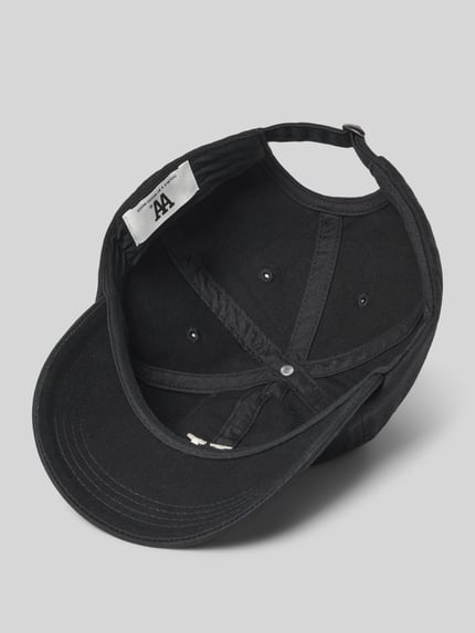 Produktfoto, Basecap aus reiner Baumwolle Modell 'ELI' von WOOD WOOD, schwarzer Denim, verstärkter Schirm, Motiv-Applikation, verstellbarer Riegel, hochwertige Textur und klare Nähte