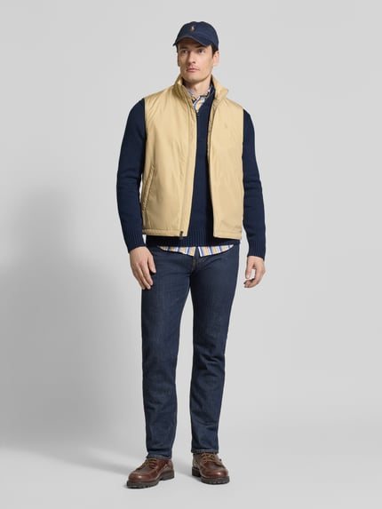Männermodel trägt Regular Fit Weste mit Logo-Detail von Polo Ralph Lauren, Optik: Unifarben, Stehkragen, Reißverschluss, Ganzkörperansicht von vorne.