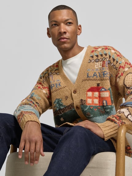 Männermodel trägt Relaxed Fit Strickjacke aus reiner Wolle von Polo Ralph Lauren in Beige mit buntem Muster, Nahaufnahme Oberkörper. Herren Strickjacke von Polo Ralph Lauren