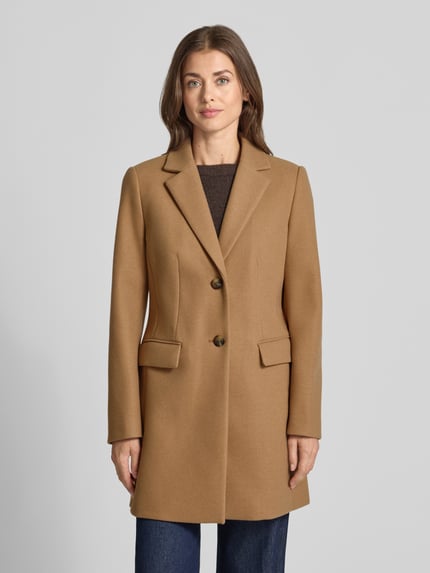 Frauenmodel trägt Regular Fit Mantel mit 2-Knopfleiste von Christian Berg Woman Selection in Camel, mit Reverskragen und Pattentaschen, Ganzkörperansicht von vorne.
