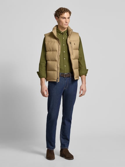 Männermodel trägt Freizeithemd mit Knopfleiste von Polo Ralph Lauren in Grün, Baumwolle, Regular Fit, Knopfleiste, Ganzkörperansicht von vorne.
