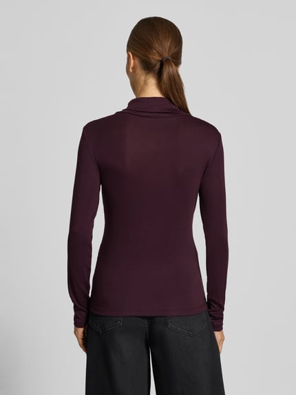 Frauenmodel trägt Slim Fit Longsleeve aus elastischem Baumwoll-Mix Modell 'OKTOBER' von COMMA in dunklem Violett, Rückenansicht, Ganzkörperansicht Rückansicht.