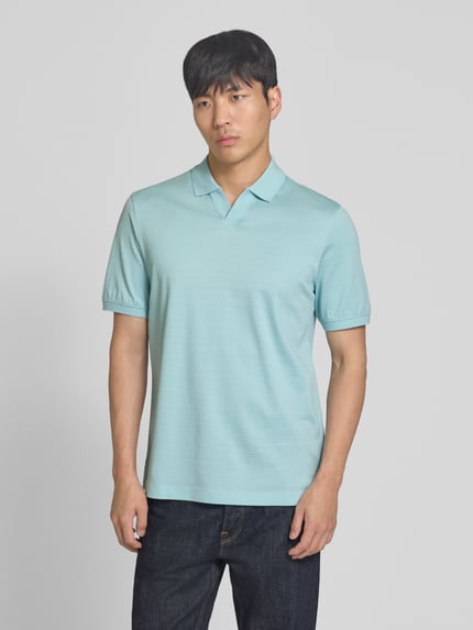 Männermodel trägt Regular Fit Poloshirt mit Strukturmuster von bugatti in Hellblau aus Reine Baumwolle, Label-Detail, Ganzkörperansicht von vorne. Rückenlänge bei Größe M: 70 cm.