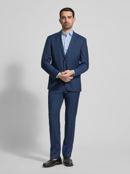 Mannelijk model draagt Super Slim Fit Business-hemd in all-over look met kentkraag van OLYMP, mix van katoen en elastaan, zakelijk, ruglengte bij maat 40: 80 cm, schouderbreedte: 44 cm, mouwlengte: 67 cm, geheellichaamsaanzicht van voren.
