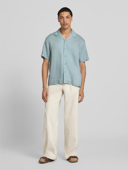 Männermodel trägt hellblaues Relaxed-Fit Freizeithemd aus reinem Leinen Modell 'FLYNN' von Only & Sons, Herren, Ganzkörperansicht von vorne.