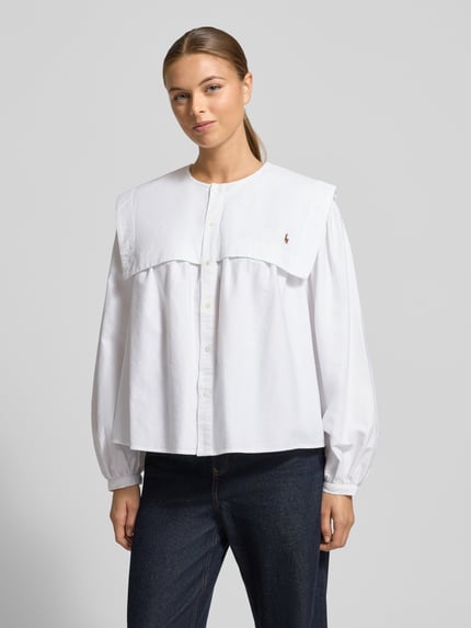 Modelka kobieca nosi białą Hemdbluse mit Matrosenkragen od Polo Ralph Lauren, luźny krój, bawełna, bufiaste rękawy, widok z przodu, ujęcie całej sylwetki.