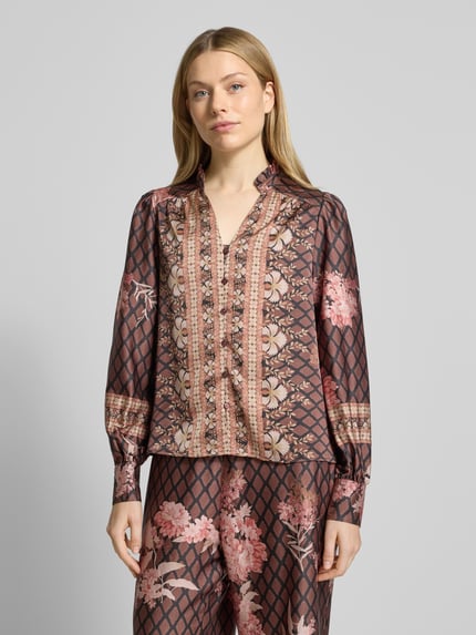 Frauenmodel trägt Hemdbluse mit Knopfleiste Modell 'Massima' von Neo Noir mit Stehkragen, V-Ausschnitt, Muster in Rosa- und Brauntönen, Lockerer-Schnitt, Rückenlänge bei Größe 36: 58 cm, Ärmellänge bei Größe 36: 65 cm, Ganzkörperansicht von vorne.