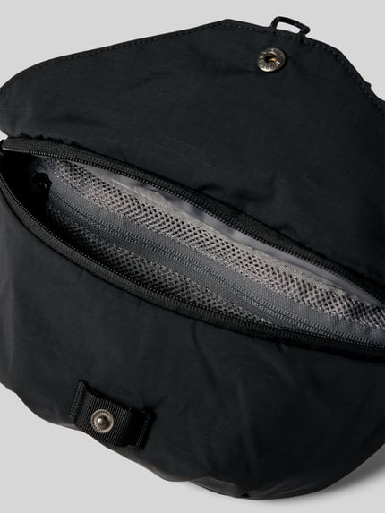 Produktfoto, schwarze Bauchtasche mit Logo-Print Modell 'Glen' von The North Face, Reißverschluss-Hauptfach, urbanes Design, detailreiche Stoffstruktur, Kontext: Herren Bauchtasche mit Reißverschluss, verstellbarem Schulterriemen, Maße 26x15x6 cm, Schulterriemenlänge 58 cm