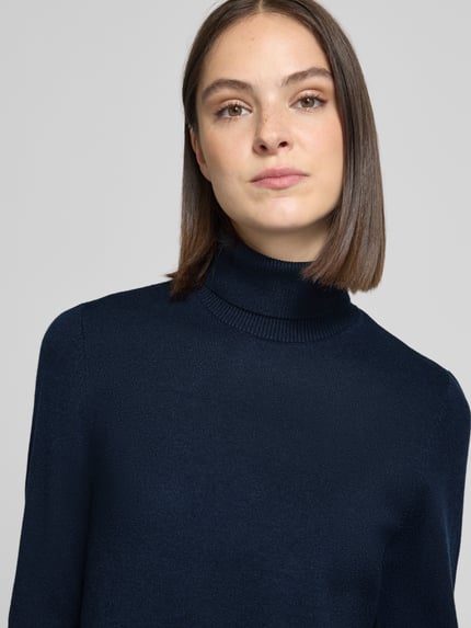Frauenmodel trägt Regular Fit Rollkragenpullover aus Viskosemix von BETTY BARCLAY, dunkelblau, unifarben, Strickoptik, Nahaufnahme Oberkörper.