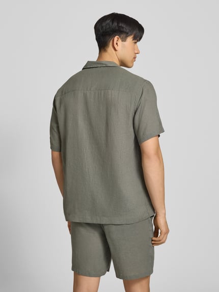 Männermodel trägt Relaxed Fit Freizeithemd aus Leinen-Viskose-Mix Modell 'LAURENCE' von Only & Sons, unifarben, korte mouw, rugaanzicht