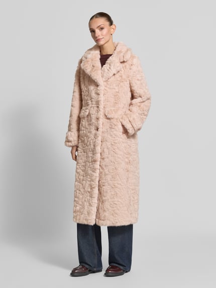 Frauenmodel trägt Mantel mit Reverskragen und Pattentaschen von Rich & Royal in Beige, Faux Fur, Straight Fit, Ganzkörperansicht von vorne.