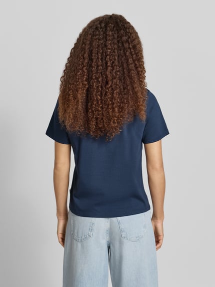 Frauenmodel trägt Regular Fit T-Shirt aus reiner Baumwolle von Marc O'Polo Denim, Optik: Unifarben, Materialverarbeitung: Jersey, Ganzkörperansicht Rückansicht.