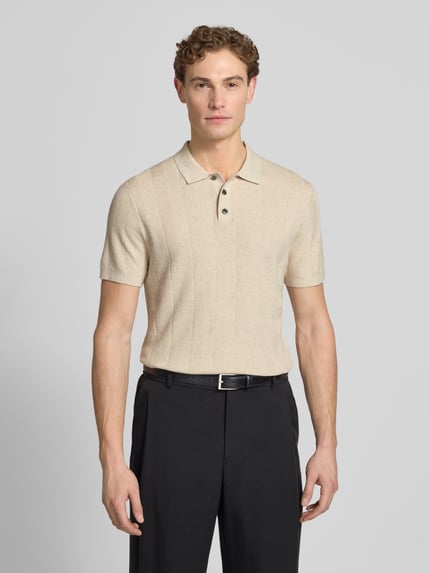 Männermodel trägt Slim Fit Poloshirt mit knoopsluiting van Profuomo, mix van katoen en linnen, structuurpatroon, ruglengte maat M 70 cm, ganzkörperansicht van voren