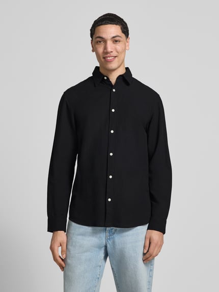 Mannelijk model draagt zwart regular fit vrijetijdsoverhemd van katoen en linnen, kentkraag, knoopsluiting, model 'BREEZE' van Jack & Jones, ruglengte maat M 73 cm, schouderbreedte 48 cm, mouwlengte 63 cm, geheel van voren te zien
