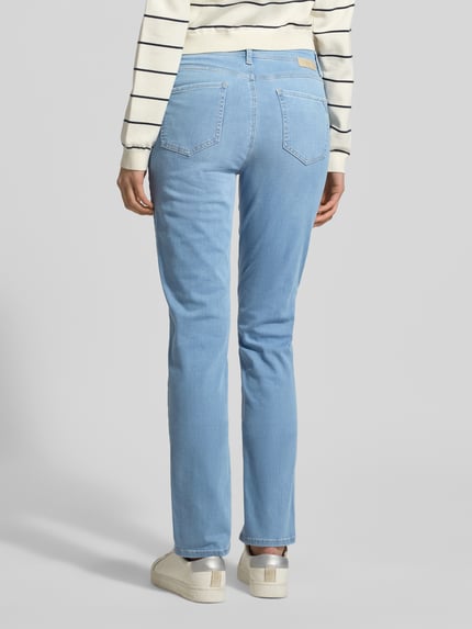 Frauenmodel trägt Slim Fit Jeans mit 5-Pocket-Design Modell 'Mary' von BRAX aus elastischem Baumwoll-Mix, hellblau, Ganzkörperansicht Rückansicht.