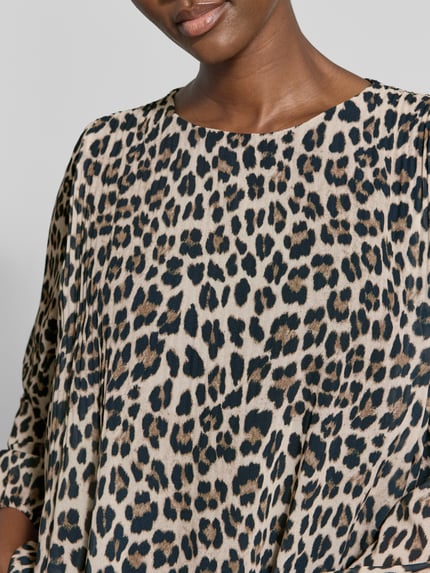 Frauenmodel trägt Blusenshirt im Allover-Look Modell 'Al44baa' von ZABAIONE, Chiffon, Rundhalsausschnitt, Nahaufnahme Oberkörper.