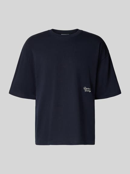 Produktfoto, T-Shirt mit Stitching und Rundhalsausschnitt von REVIEW, dunkelblau, reine Baumwolle, oversized geschnitten, Rückenlänge 68 cm.