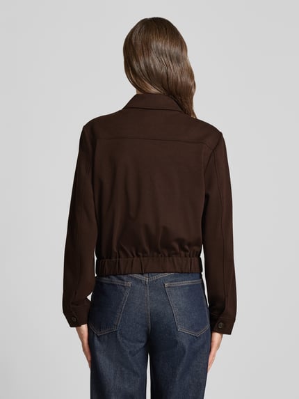 Vrouwenmodel draagt Regular Fit Hemdjacke mit Viskose-Anteil van s.Oliver RED LABEL in donkerbruin, rechte vormen, gladde stof, volledige achteraanzicht.