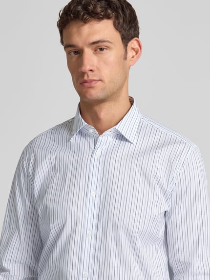 Männermodel draagt Regular Fit zakelijk overhemd van puur katoen Model 'VALERIO' van HUGO, gestreept, Kentkraag, Nahaufnahme Oberkörper.