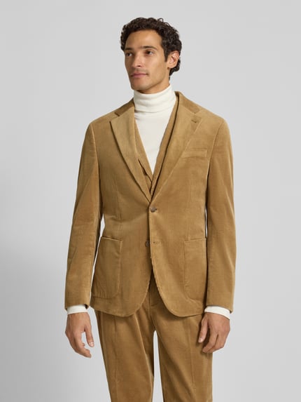Männermodel trägt Sakko in Cord-Optik mit seitlichen Eingrifftaschen von MCNEAL, beige Farbe, Regular Fit, Nahaufnahme Oberkörper. Baumwoll-Mix mit Stretch-Anteil, Reverskragen, Knopfverschluss, Brustleistentasche, Rückenlänge 74 cm, Schulterbreite 54 cm, Ärmellänge 68 cm.