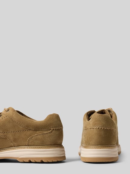 Produktfoto, Schnürschuhe aus Leder Modell 'Melbury Lace' von Clarks in Braun mit abgerundeter Spitze, Label-Detail und profilierter Sohle, strukturiertes Leder, Absatzhöhe 4 cm, Schafthöhe 8 cm, Schaftweite 11 cm.