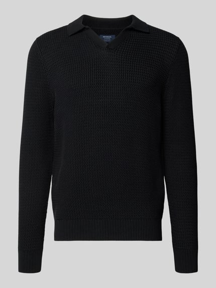 Produktfoto, Strickpullover mit gerippten Abschlüssen von MCNEAL in zwart, katoen, regular fit, resortkraag, V-hals, textuur zichtbaar.