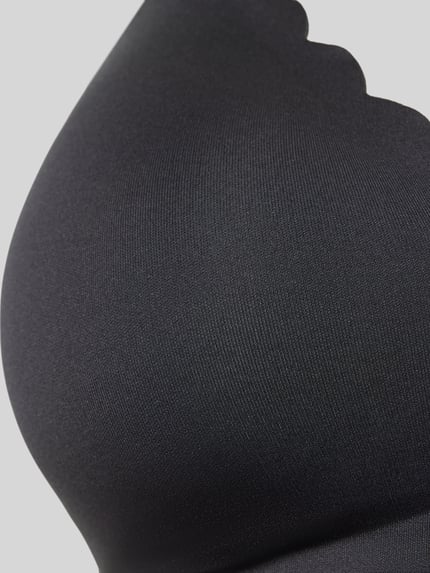 Productfoto, Bustier mit herausnehmbaren Cups van Skiny, zwart, zachte textuur, stretchmateriaal, detailopname van de cup, nauwsluitende pasvorm, V-hals, uitneembare cups, verstelbare bandjes