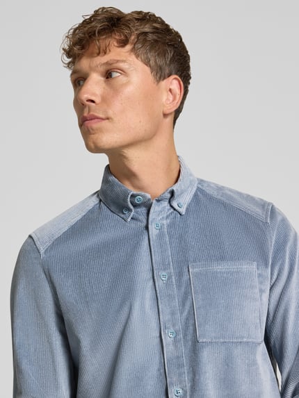 Männermodel trägt Slim Fit Freizeithemd aus Cord mit Button-Down-Kragen von DRYKORN, Baumwoll-Elasthan-mix, Nahaufnahme Oberkörper