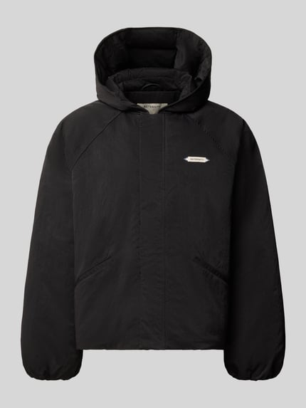 Produktfoto, schwarze Relaxed Fit Bomberjacke mit Label-Patch Modell 'L’ATELIER' von RETERNITY, Kapuze, Eingrifftaschen, glatte Textur.