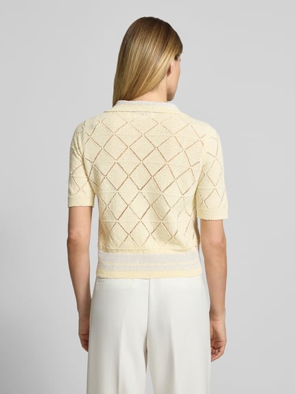 Frauenmodel trägt Regular Fit Cardigan in Strick-Optik von Rich & Royal, Material-Mix mit Baumwoll-Anteil, Umlegekragen, Halbarm, semitransparent, durchgängige Knopfleiste, Rückenlänge bei Größe S 51 cm, Ärmellänge 24 cm, Ganzkörperansicht Rückansicht.